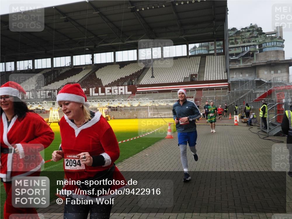 07.12.2025 - St. Pauli X-Mass-Run No. 15 Fabian Wolf http://msf.ph/oto/9422916 07.12.2025 11:56:03 Ziel 294, 1042, 2077, 2094, 2455, 3502, 3802 meine-sportfotos.de