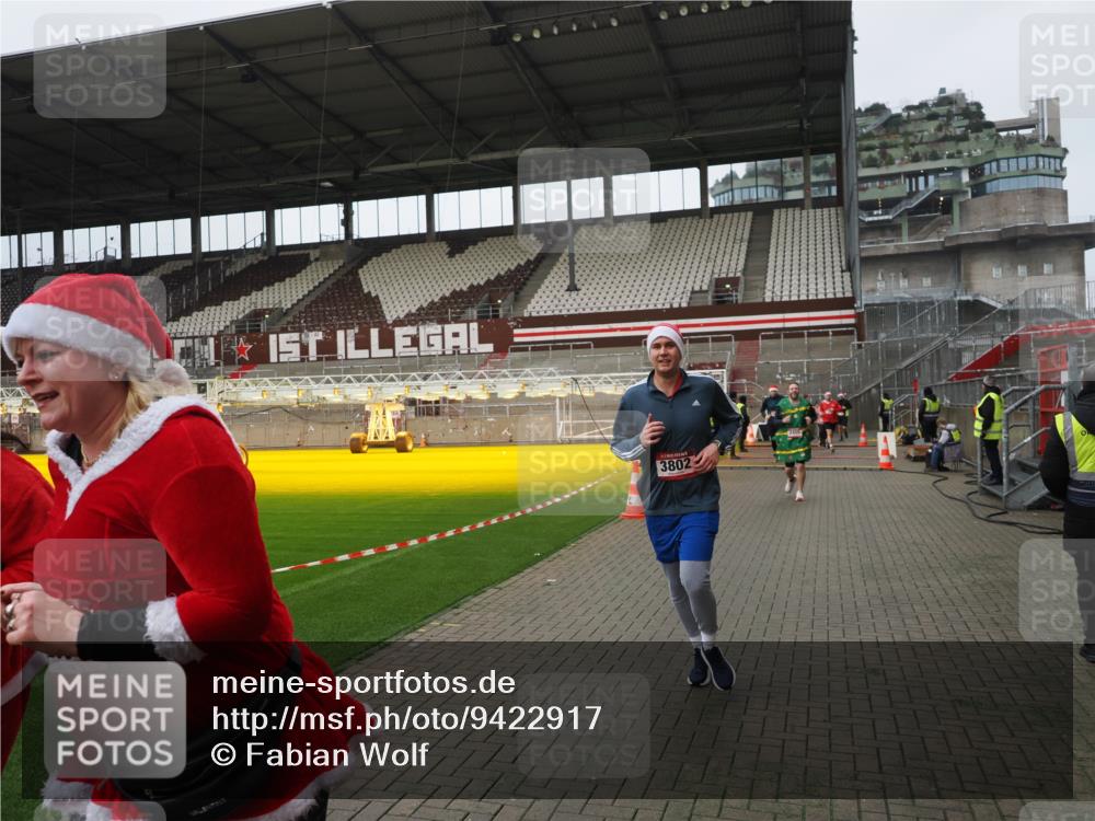 07.12.2025 - St. Pauli X-Mass-Run No. 15 Fabian Wolf http://msf.ph/oto/9422917 07.12.2025 11:56:03 Ziel 294, 1042, 2077, 2094, 2455, 3502, 3802 meine-sportfotos.de