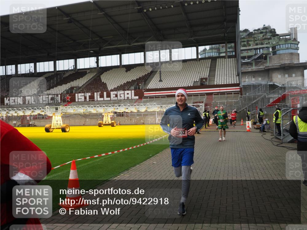 07.12.2025 - St. Pauli X-Mass-Run No. 15 Fabian Wolf http://msf.ph/oto/9422918 07.12.2025 11:56:03 Ziel 294, 1042, 2077, 2094, 2455, 3502, 3802 meine-sportfotos.de