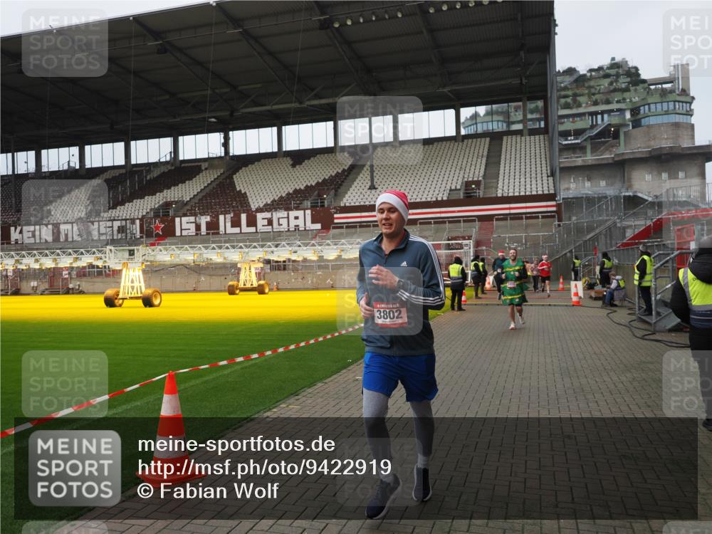 07.12.2025 - St. Pauli X-Mass-Run No. 15 Fabian Wolf http://msf.ph/oto/9422919 07.12.2025 11:56:03 Ziel 294, 1042, 2077, 2094, 2455, 3502, 3802 meine-sportfotos.de