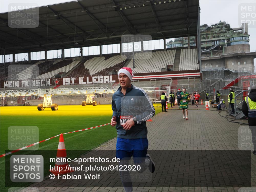 07.12.2025 - St. Pauli X-Mass-Run No. 15 Fabian Wolf http://msf.ph/oto/9422920 07.12.2025 11:56:03 Ziel 294, 1042, 2077, 2094, 2455, 3502, 3802 meine-sportfotos.de