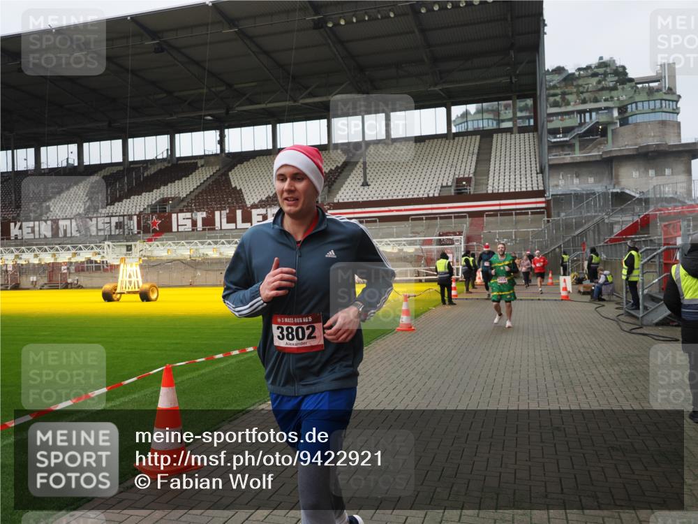 07.12.2025 - St. Pauli X-Mass-Run No. 15 Fabian Wolf http://msf.ph/oto/9422921 07.12.2025 11:56:04 Ziel 294, 1030, 1042, 2077, 2094, 2455, 3499, 3502, 3802 meine-sportfotos.de