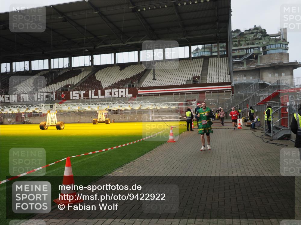 07.12.2025 - St. Pauli X-Mass-Run No. 15 Fabian Wolf http://msf.ph/oto/9422922 07.12.2025 11:56:05 Ziel 294, 1030, 1042, 2077, 2094, 2455, 3499, 3502, 3802 meine-sportfotos.de