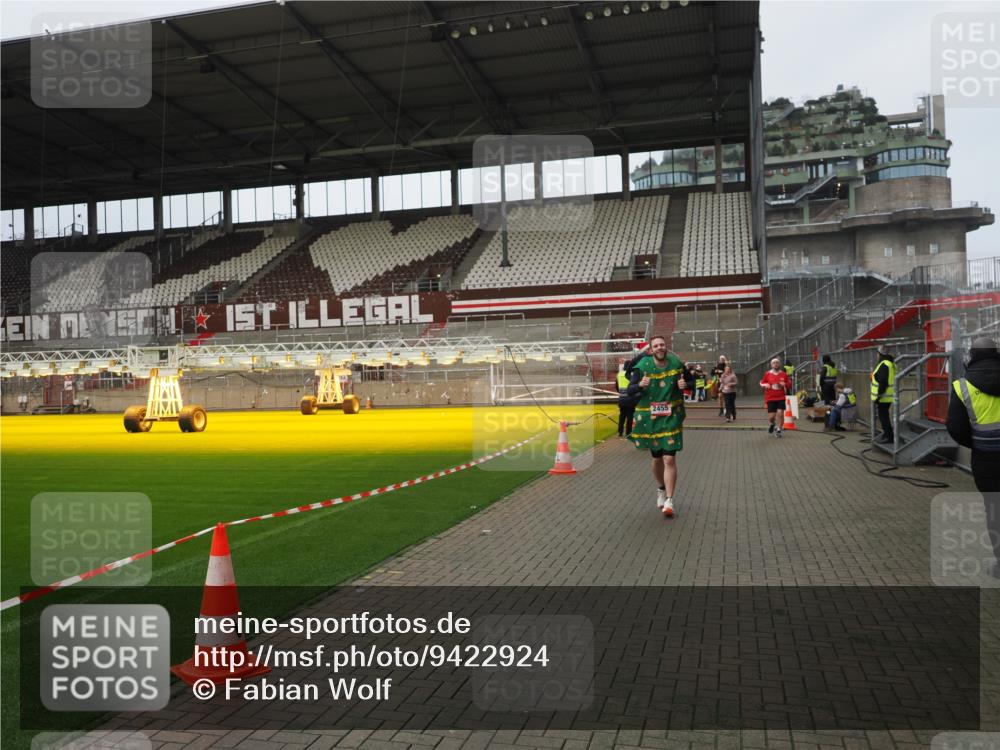 07.12.2025 - St. Pauli X-Mass-Run No. 15 Fabian Wolf http://msf.ph/oto/9422924 07.12.2025 11:56:06 Ziel 294, 1030, 1042, 1144, 2077, 2094, 2455, 3499, 3502, 3802 meine-sportfotos.de