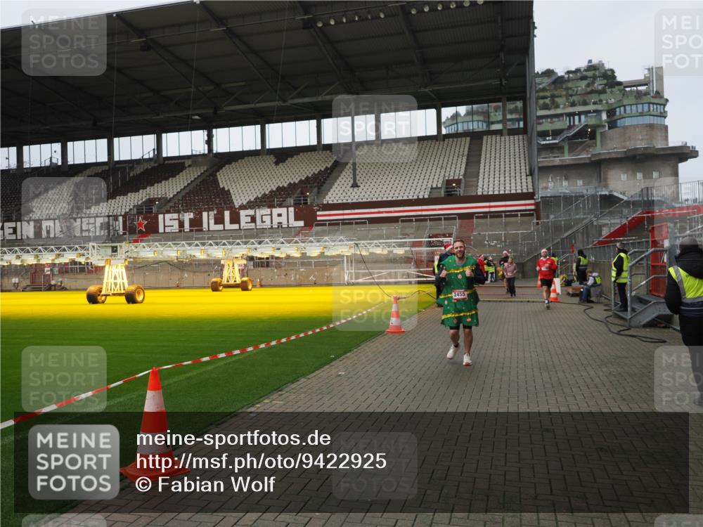 07.12.2025 - St. Pauli X-Mass-Run No. 15 Fabian Wolf http://msf.ph/oto/9422925 07.12.2025 11:56:06 Ziel 294, 1030, 1042, 1144, 2077, 2094, 2455, 3499, 3502, 3802 meine-sportfotos.de