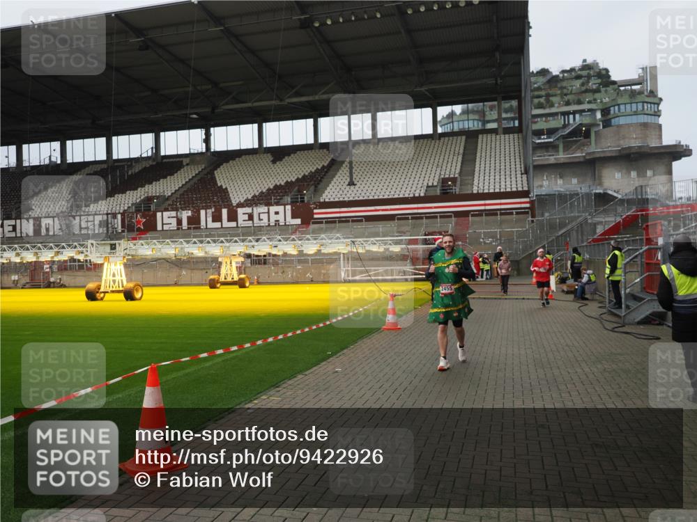 07.12.2025 - St. Pauli X-Mass-Run No. 15 Fabian Wolf http://msf.ph/oto/9422926 07.12.2025 11:56:06 Ziel 294, 1030, 1042, 1144, 2077, 2094, 2455, 3499, 3502, 3802 meine-sportfotos.de
