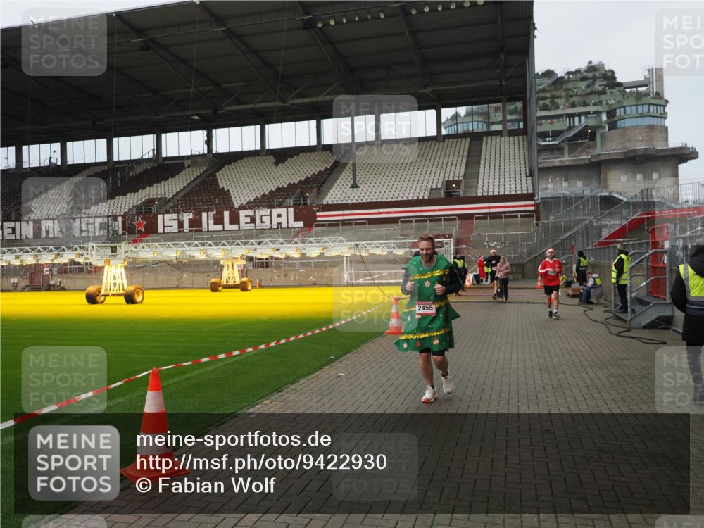 07.12.2025 - St. Pauli X-Mass-Run No. 15 Fabian Wolf http://msf.ph/oto/9422930 07.12.2025 11:56:07 Ziel 294, 1030, 1042, 1144, 2077, 2094, 2455, 3499, 3502, 3802 meine-sportfotos.de