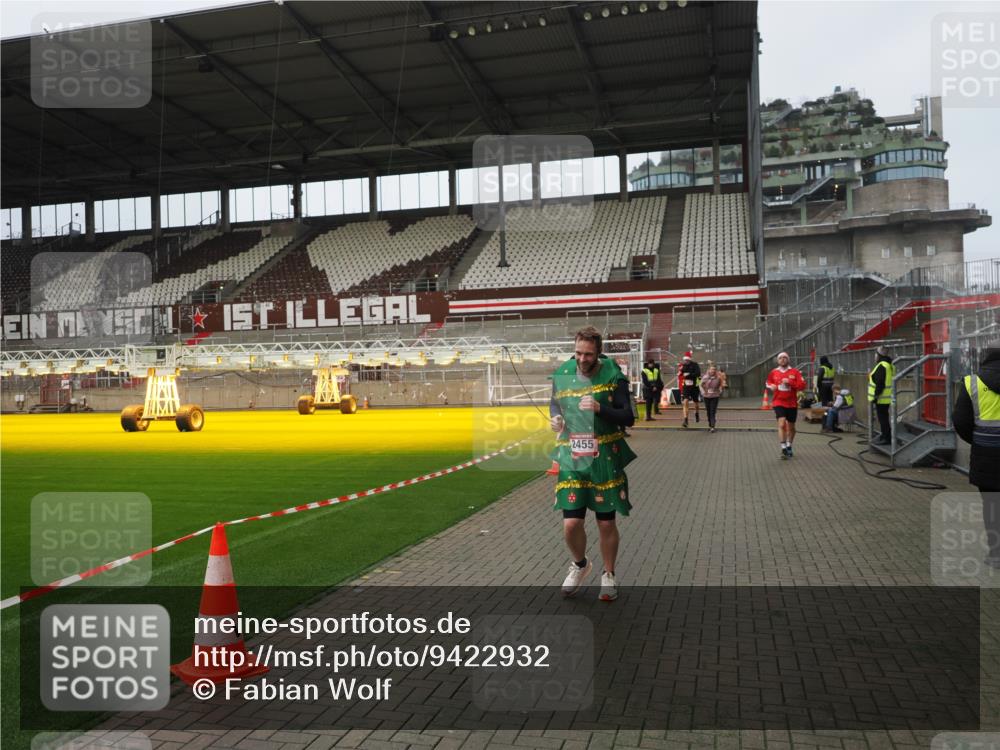 07.12.2025 - St. Pauli X-Mass-Run No. 15 Fabian Wolf http://msf.ph/oto/9422932 07.12.2025 11:56:07 Ziel 294, 1030, 1042, 1144, 2077, 2094, 2455, 3499, 3502, 3802 meine-sportfotos.de