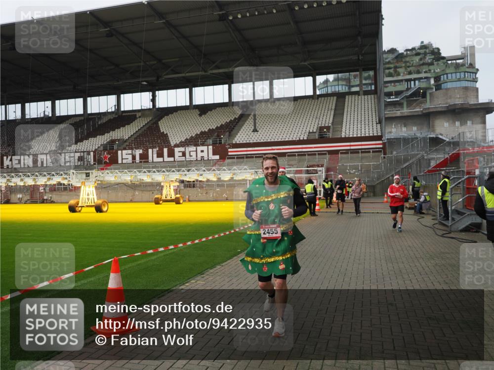 07.12.2025 - St. Pauli X-Mass-Run No. 15 Fabian Wolf http://msf.ph/oto/9422935 07.12.2025 11:56:08 Ziel 294, 1030, 1042, 1144, 2077, 2094, 2455, 3499, 3502, 3802 meine-sportfotos.de