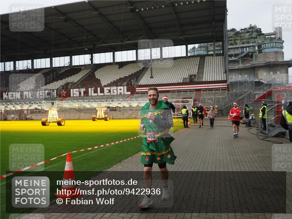 07.12.2025 - St. Pauli X-Mass-Run No. 15 Fabian Wolf http://msf.ph/oto/9422936 07.12.2025 11:56:08 Ziel 294, 1030, 1042, 1144, 2077, 2094, 2455, 3499, 3502, 3802 meine-sportfotos.de