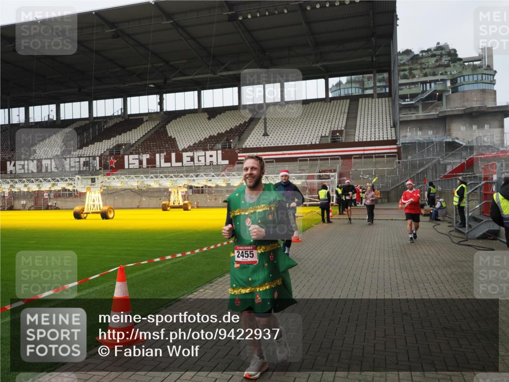 07.12.2025 - St. Pauli X-Mass-Run No. 15 Fabian Wolf http://msf.ph/oto/9422937 07.12.2025 11:56:08 Ziel 294, 1030, 1042, 1144, 2077, 2094, 2455, 3499, 3502, 3802 meine-sportfotos.de