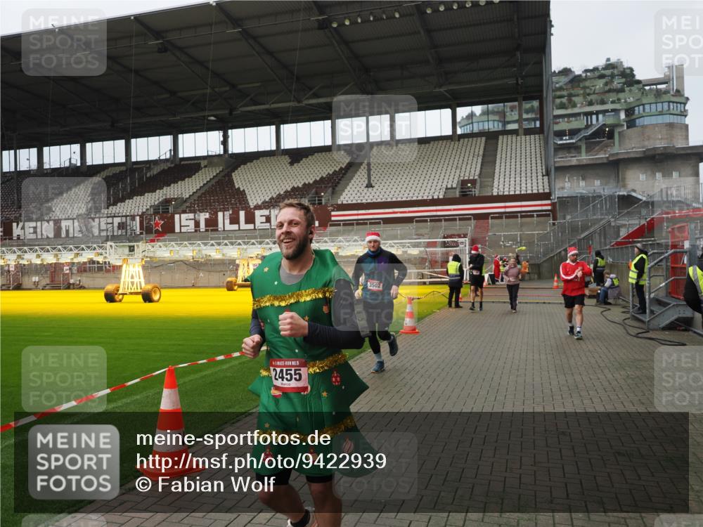 07.12.2025 - St. Pauli X-Mass-Run No. 15 Fabian Wolf http://msf.ph/oto/9422939 07.12.2025 11:56:09 Ziel 294, 1030, 1042, 1144, 2077, 2094, 2455, 3499, 3502, 3802 meine-sportfotos.de