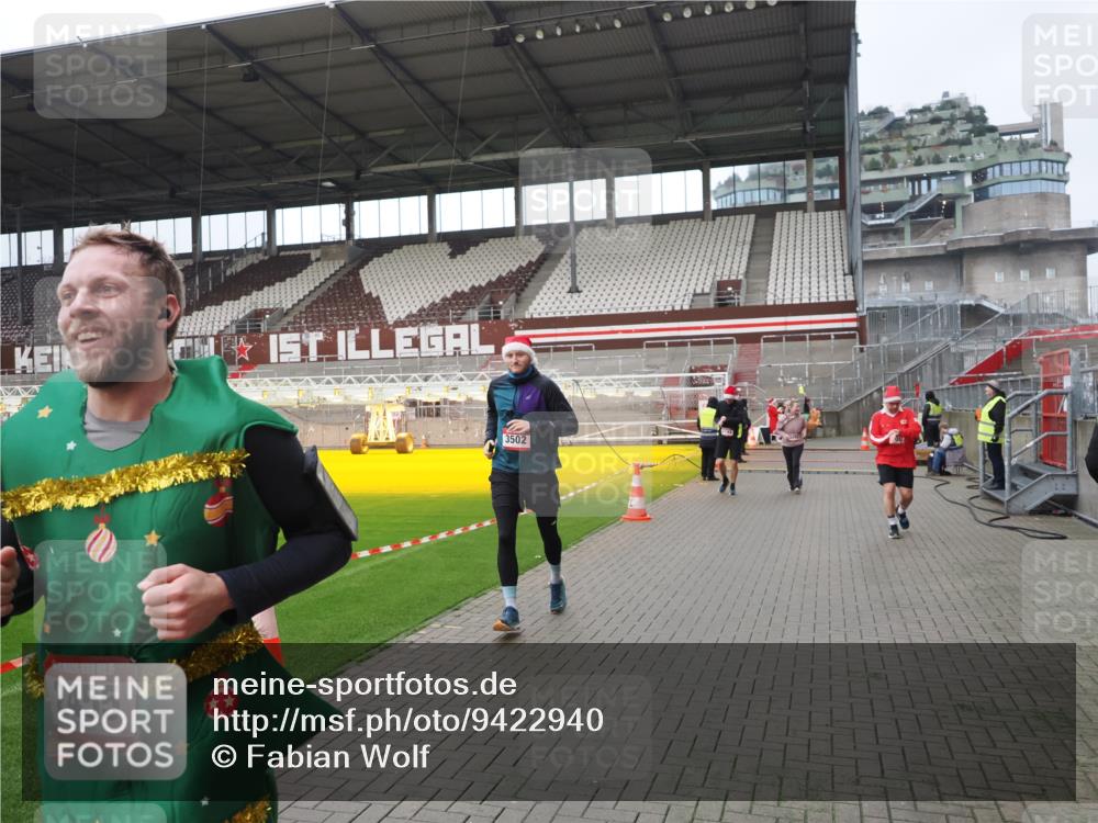 07.12.2025 - St. Pauli X-Mass-Run No. 15 Fabian Wolf http://msf.ph/oto/9422940 07.12.2025 11:56:09 Ziel 294, 1030, 1042, 1144, 2077, 2094, 2455, 3499, 3502, 3802 meine-sportfotos.de