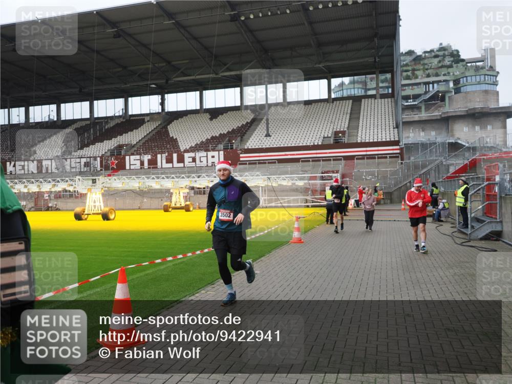 07.12.2025 - St. Pauli X-Mass-Run No. 15 Fabian Wolf http://msf.ph/oto/9422941 07.12.2025 11:56:09 Ziel 294, 1030, 1042, 1144, 2077, 2094, 2455, 3499, 3502, 3802 meine-sportfotos.de