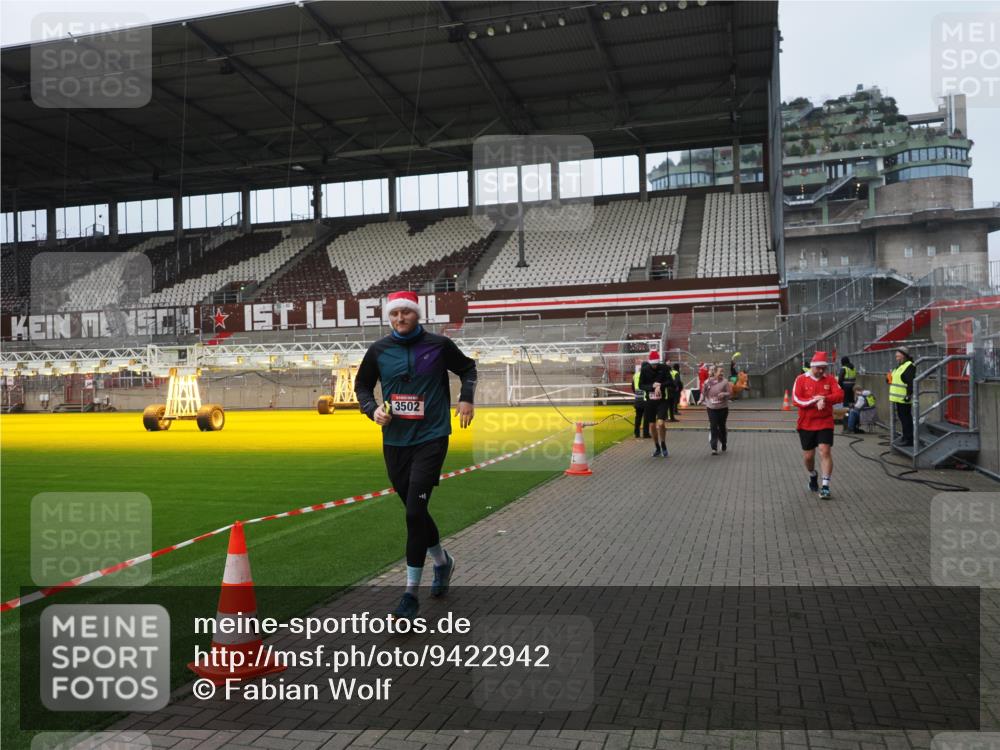 07.12.2025 - St. Pauli X-Mass-Run No. 15 Fabian Wolf http://msf.ph/oto/9422942 07.12.2025 11:56:10 Ziel 1030, 1042, 1144, 2077, 2094, 2455, 3499, 3502, 3802 meine-sportfotos.de