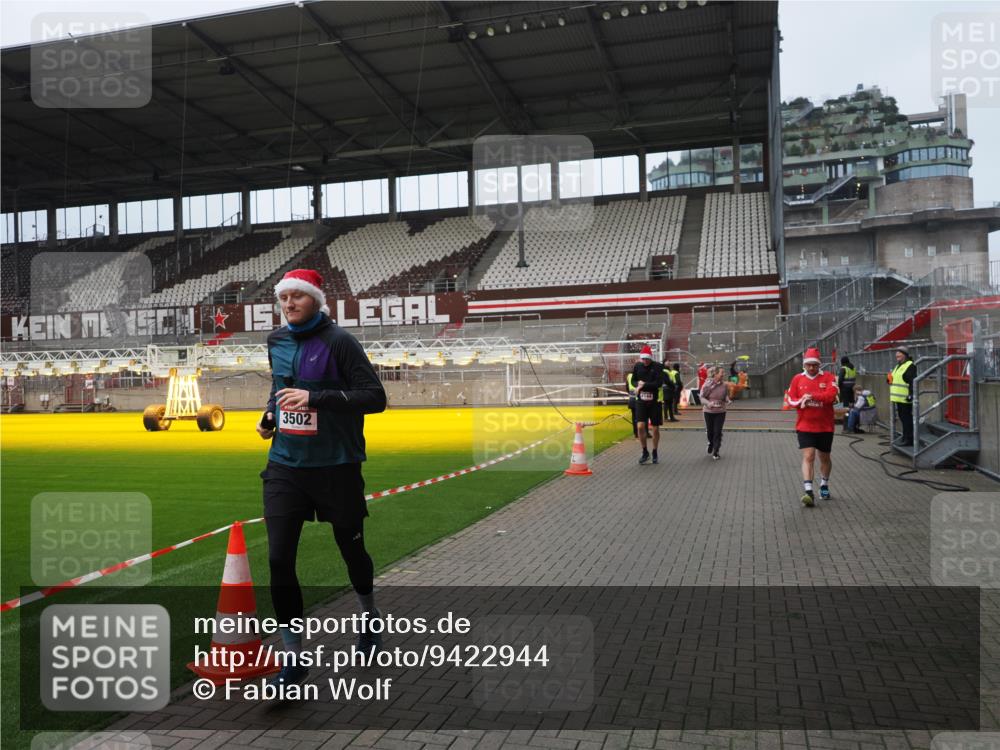 07.12.2025 - St. Pauli X-Mass-Run No. 15 Fabian Wolf http://msf.ph/oto/9422944 07.12.2025 11:56:10 Ziel 1030, 1042, 1144, 2077, 2094, 2455, 3499, 3502, 3802 meine-sportfotos.de