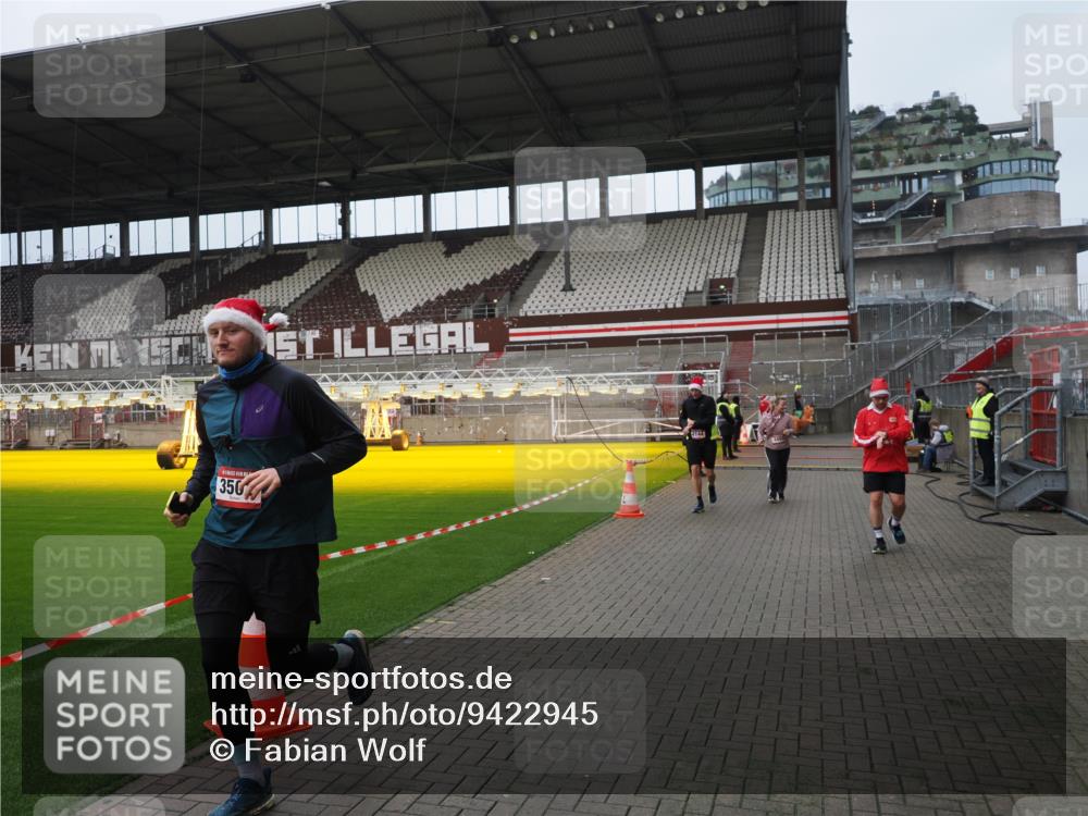 07.12.2025 - St. Pauli X-Mass-Run No. 15 Fabian Wolf http://msf.ph/oto/9422945 07.12.2025 11:56:10 Ziel 1030, 1042, 1144, 2077, 2094, 2455, 3499, 3502, 3802 meine-sportfotos.de
