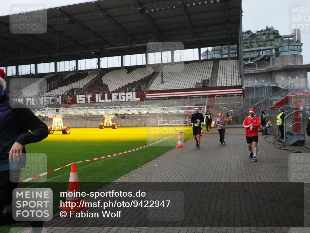 07.12.2025 - St. Pauli X-Mass-Run No. 15 Fabian Wolf http://msf.ph/oto/9422947 07.12.2025 11:56:11 Ziel 1030, 1144, 2455, 3499, 3502, 3802 meine-sportfotos.de
