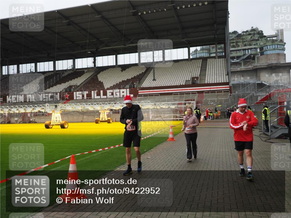 07.12.2025 - St. Pauli X-Mass-Run No. 15 Fabian Wolf http://msf.ph/oto/9422952 07.12.2025 11:56:14 Ziel 1030, 1144, 2455, 3499, 3502, 3802 meine-sportfotos.de