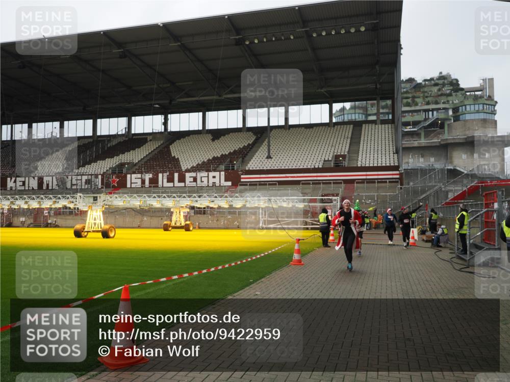 07.12.2025 - St. Pauli X-Mass-Run No. 15 Fabian Wolf http://msf.ph/oto/9422959 07.12.2025 11:56:22 Ziel 1030, 1088, 1144, 3496, 3498, 3499, 3502, 3511, 3900 meine-sportfotos.de