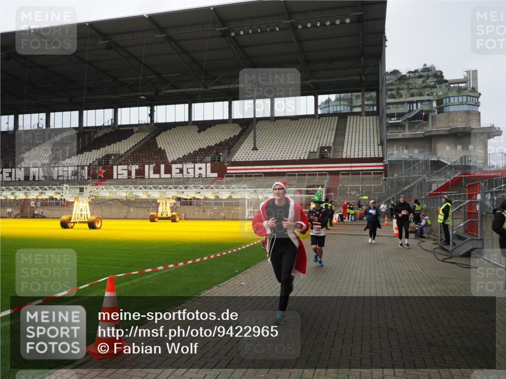 07.12.2025 - St. Pauli X-Mass-Run No. 15 Fabian Wolf http://msf.ph/oto/9422965 07.12.2025 11:56:24 Ziel 1030, 1088, 1144, 3496, 3498, 3499, 3511, 3900 meine-sportfotos.de