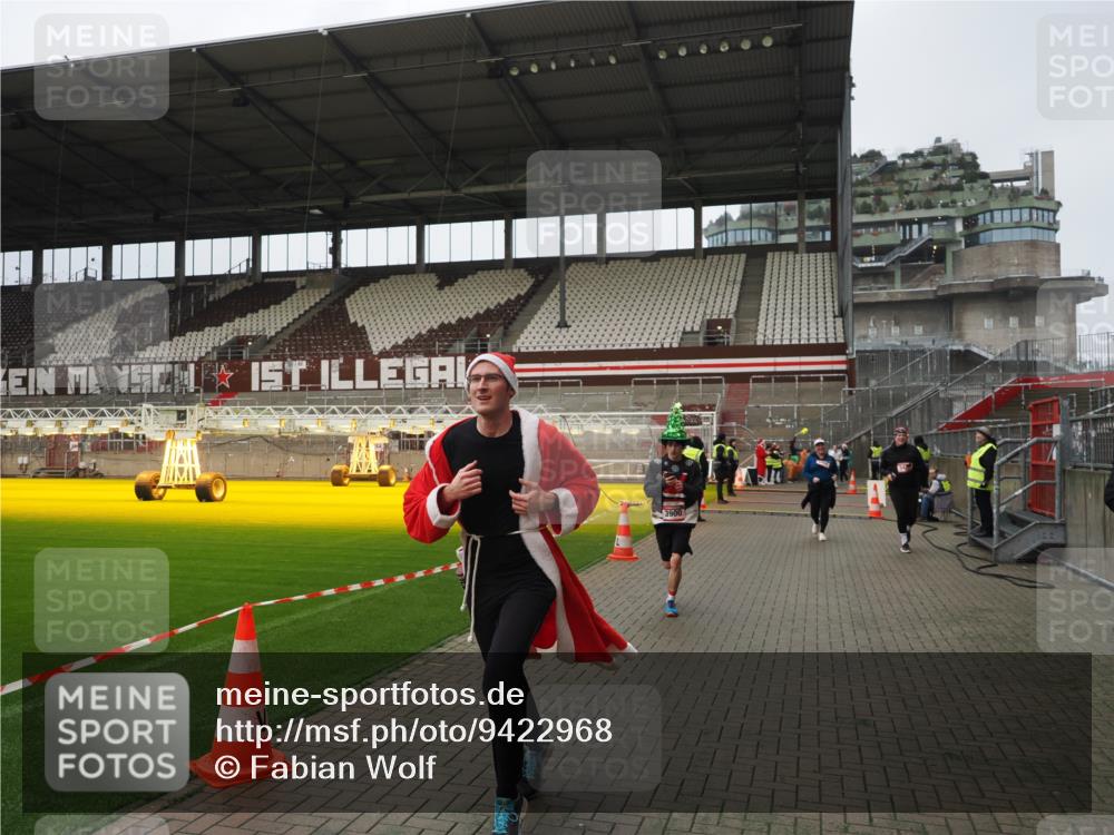 07.12.2025 - St. Pauli X-Mass-Run No. 15 Fabian Wolf http://msf.ph/oto/9422968 07.12.2025 11:56:24 Ziel 1030, 1088, 1144, 3496, 3498, 3499, 3511, 3900 meine-sportfotos.de
