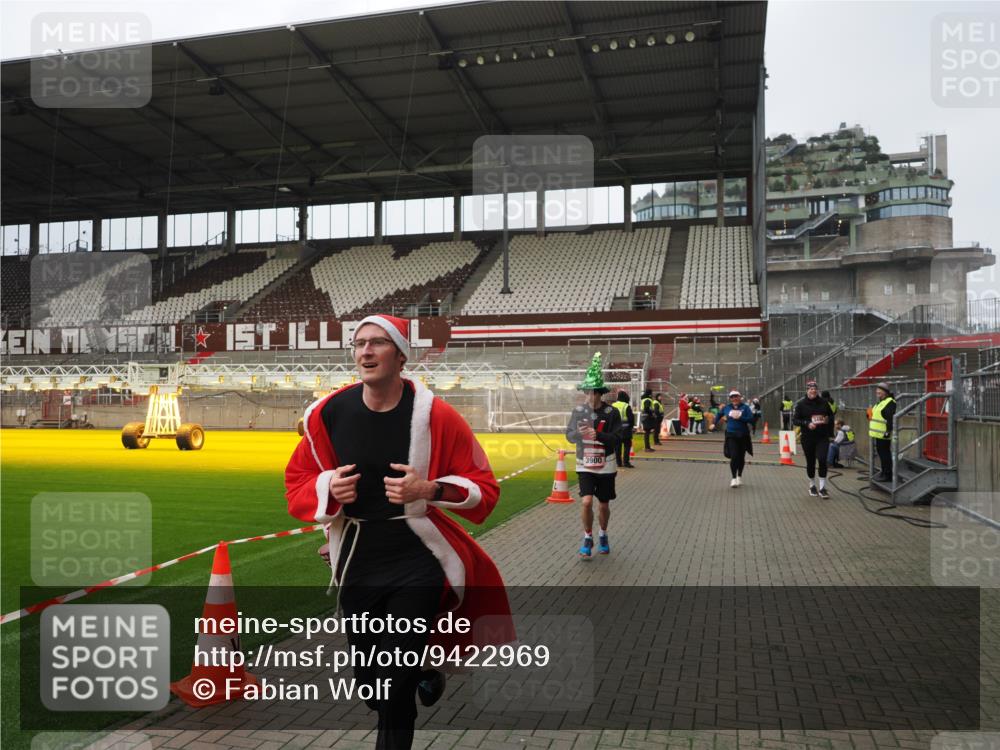 07.12.2025 - St. Pauli X-Mass-Run No. 15 Fabian Wolf http://msf.ph/oto/9422969 07.12.2025 11:56:25 Ziel 1088, 1144, 3496, 3498, 3511, 3900 meine-sportfotos.de