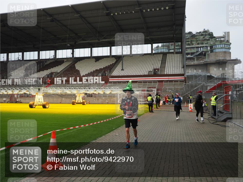 07.12.2025 - St. Pauli X-Mass-Run No. 15 Fabian Wolf http://msf.ph/oto/9422970 07.12.2025 11:56:25 Ziel 1088, 1144, 3496, 3498, 3511, 3900 meine-sportfotos.de
