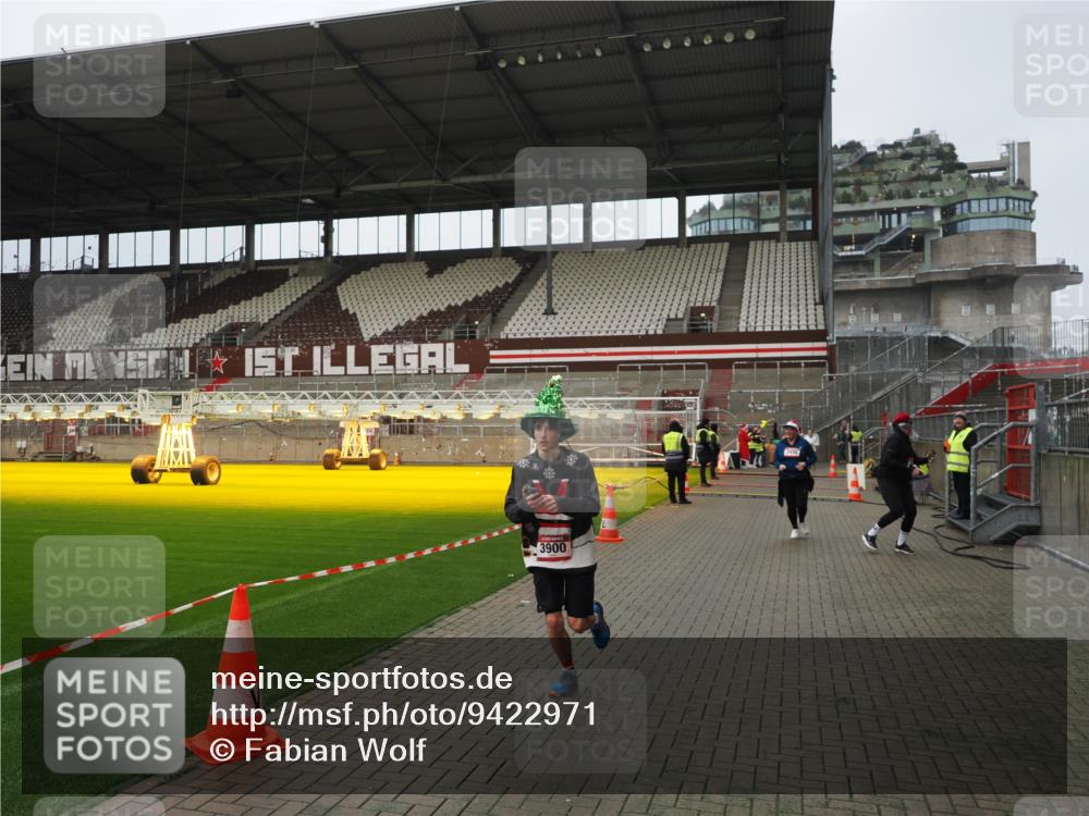07.12.2025 - St. Pauli X-Mass-Run No. 15 Fabian Wolf http://msf.ph/oto/9422971 07.12.2025 11:56:26 Ziel 1088, 1144, 3496, 3498, 3511, 3900 meine-sportfotos.de