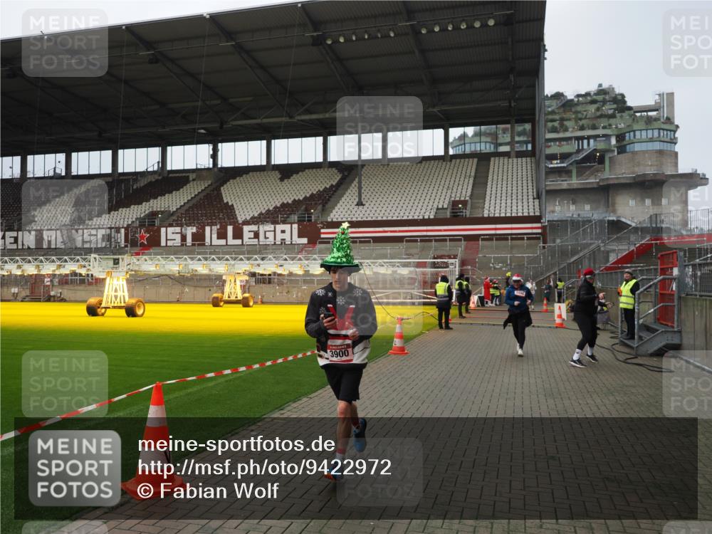 07.12.2025 - St. Pauli X-Mass-Run No. 15 Fabian Wolf http://msf.ph/oto/9422972 07.12.2025 11:56:26 Ziel 1088, 1144, 3496, 3498, 3511, 3900 meine-sportfotos.de
