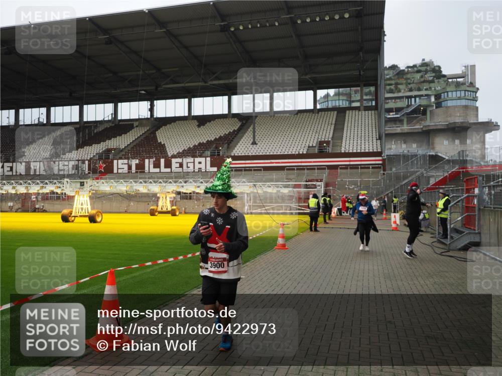 07.12.2025 - St. Pauli X-Mass-Run No. 15 Fabian Wolf http://msf.ph/oto/9422973 07.12.2025 11:56:26 Ziel 1088, 1144, 3496, 3498, 3511, 3900 meine-sportfotos.de