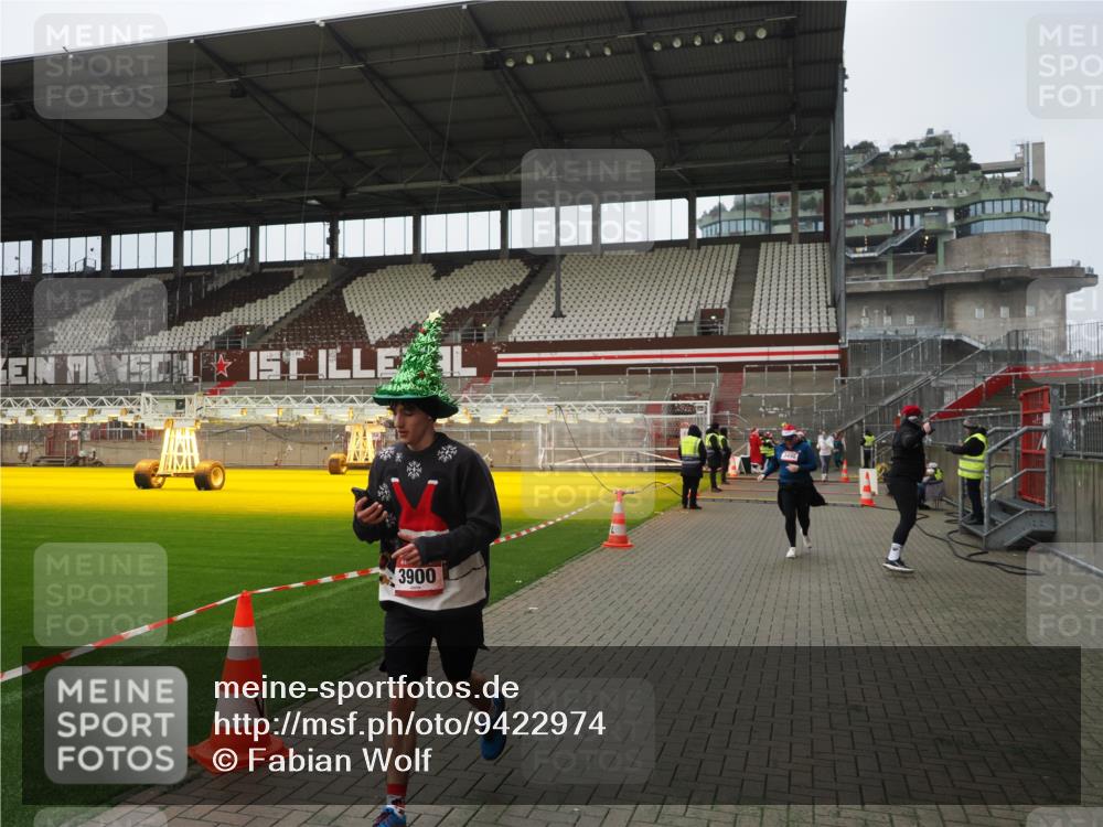 07.12.2025 - St. Pauli X-Mass-Run No. 15 Fabian Wolf http://msf.ph/oto/9422974 07.12.2025 11:56:26 Ziel 1088, 1144, 3496, 3498, 3511, 3900 meine-sportfotos.de