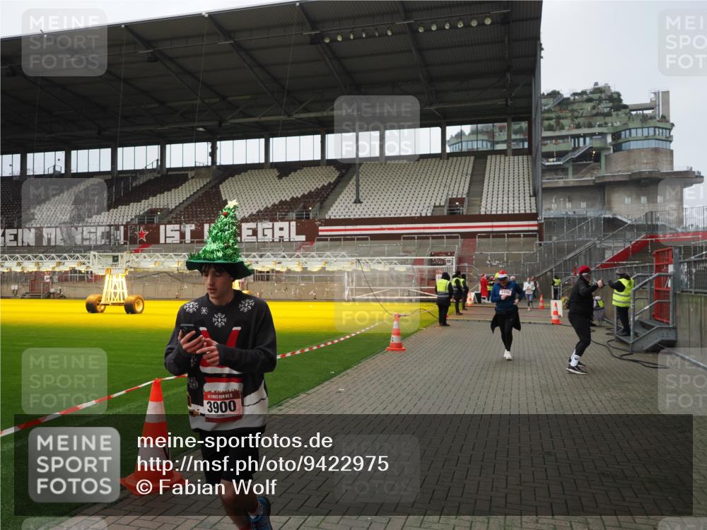 07.12.2025 - St. Pauli X-Mass-Run No. 15 Fabian Wolf http://msf.ph/oto/9422975 07.12.2025 11:56:26 Ziel 1088, 1144, 3496, 3498, 3511, 3900 meine-sportfotos.de
