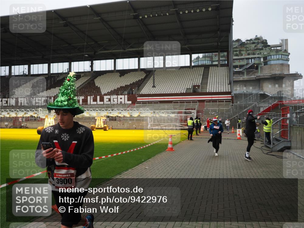 07.12.2025 - St. Pauli X-Mass-Run No. 15 Fabian Wolf http://msf.ph/oto/9422976 07.12.2025 11:56:27 Ziel 1088, 3007, 3496, 3498, 3511, 3900 meine-sportfotos.de