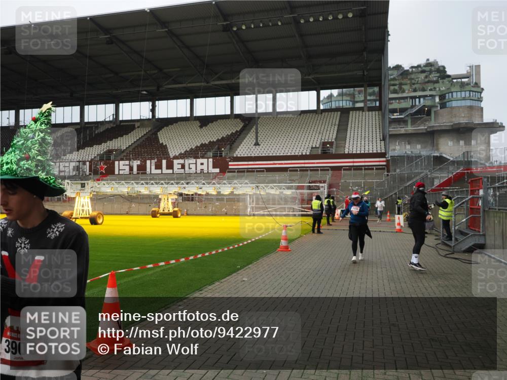 07.12.2025 - St. Pauli X-Mass-Run No. 15 Fabian Wolf http://msf.ph/oto/9422977 07.12.2025 11:56:27 Ziel 1088, 3007, 3496, 3498, 3511, 3900 meine-sportfotos.de