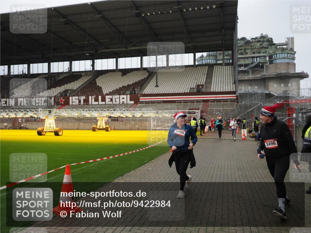 07.12.2025 - St. Pauli X-Mass-Run No. 15 Fabian Wolf http://msf.ph/oto/9422984 07.12.2025 11:56:29 Ziel 1088, 3007, 3433, 3496, 3498, 3511, 3900 meine-sportfotos.de