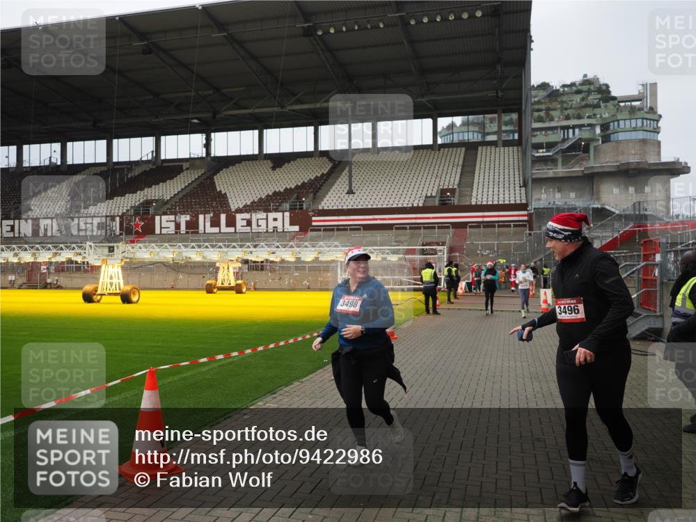 07.12.2025 - St. Pauli X-Mass-Run No. 15 Fabian Wolf http://msf.ph/oto/9422986 07.12.2025 11:56:30 Ziel 1088, 3007, 3433, 3496, 3498, 3511, 3900 meine-sportfotos.de