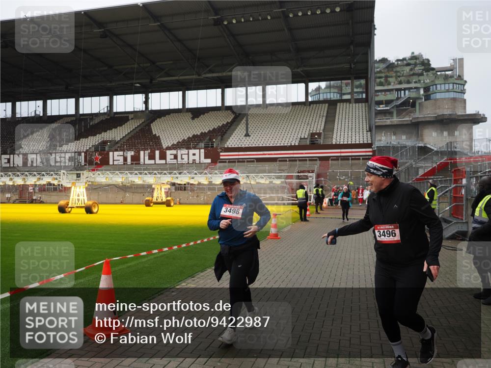 07.12.2025 - St. Pauli X-Mass-Run No. 15 Fabian Wolf http://msf.ph/oto/9422987 07.12.2025 11:56:30 Ziel 1088, 3007, 3433, 3496, 3498, 3511, 3900 meine-sportfotos.de