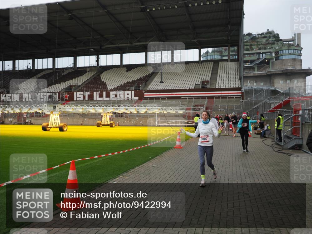 07.12.2025 - St. Pauli X-Mass-Run No. 15 Fabian Wolf http://msf.ph/oto/9422994 07.12.2025 11:56:35 Ziel 1088, 2929, 2932, 3007, 3433, 3496, 3498, 3511, 3842, 3843, 3844, 3900 meine-sportfotos.de