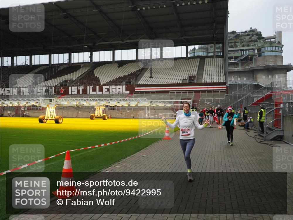 07.12.2025 - St. Pauli X-Mass-Run No. 15 Fabian Wolf http://msf.ph/oto/9422995 07.12.2025 11:56:35 Ziel 1088, 2929, 2932, 3007, 3433, 3496, 3498, 3511, 3842, 3843, 3844, 3900 meine-sportfotos.de