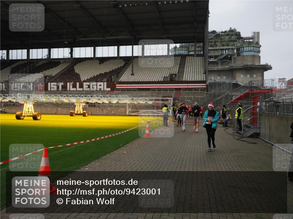 07.12.2025 - St. Pauli X-Mass-Run No. 15 Fabian Wolf http://msf.ph/oto/9423001 07.12.2025 11:56:37 Ziel 1088, 2929, 2932, 3007, 3433, 3496, 3498, 3511, 3842, 3843, 3844, 3900 meine-sportfotos.de
