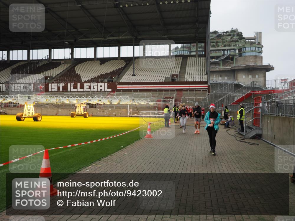 07.12.2025 - St. Pauli X-Mass-Run No. 15 Fabian Wolf http://msf.ph/oto/9423002 07.12.2025 11:56:37 Ziel 1088, 2929, 2932, 3007, 3433, 3496, 3498, 3511, 3842, 3843, 3844, 3900 meine-sportfotos.de