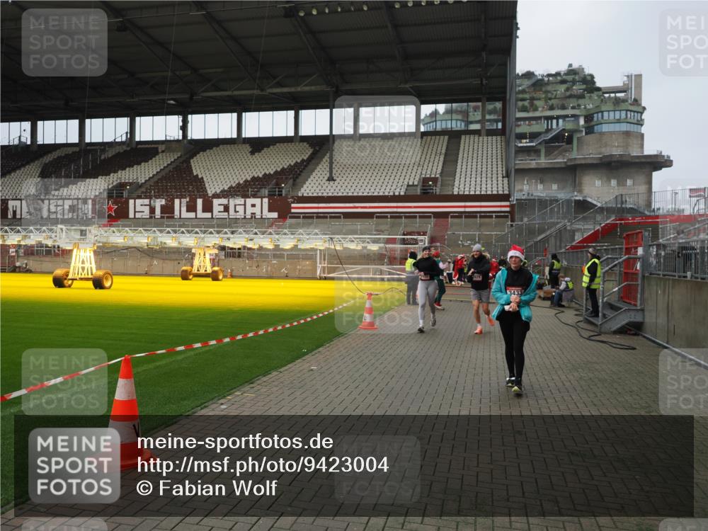 07.12.2025 - St. Pauli X-Mass-Run No. 15 Fabian Wolf http://msf.ph/oto/9423004 07.12.2025 11:56:38 Ziel 1088, 2929, 2932, 3007, 3433, 3496, 3498, 3511, 3842, 3843, 3844, 3900 meine-sportfotos.de