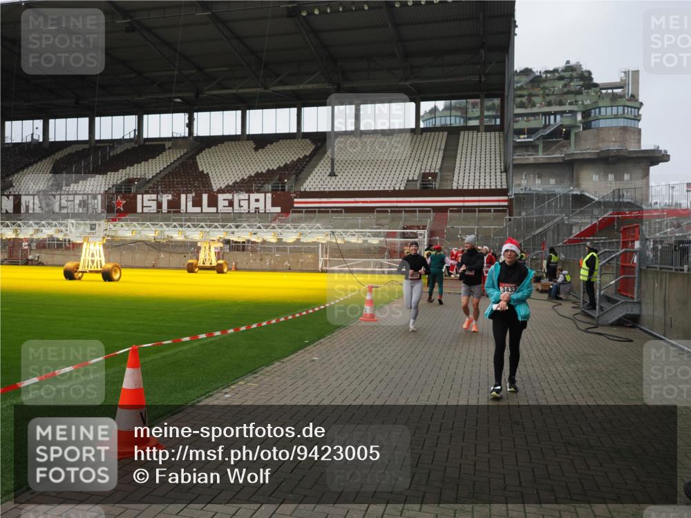 07.12.2025 - St. Pauli X-Mass-Run No. 15 Fabian Wolf http://msf.ph/oto/9423005 07.12.2025 11:56:38 Ziel 1088, 2929, 2932, 3007, 3433, 3496, 3498, 3511, 3842, 3843, 3844, 3900 meine-sportfotos.de