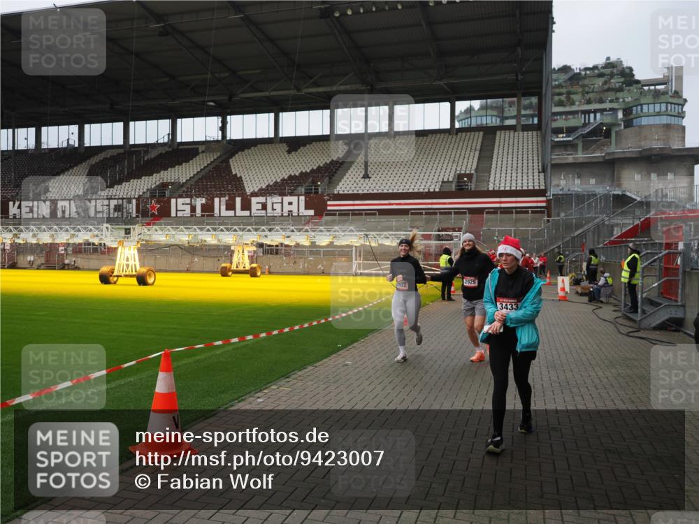 07.12.2025 - St. Pauli X-Mass-Run No. 15 Fabian Wolf http://msf.ph/oto/9423007 07.12.2025 11:56:40 Ziel 2929, 2932, 3007, 3433, 3842, 3843, 3844 meine-sportfotos.de