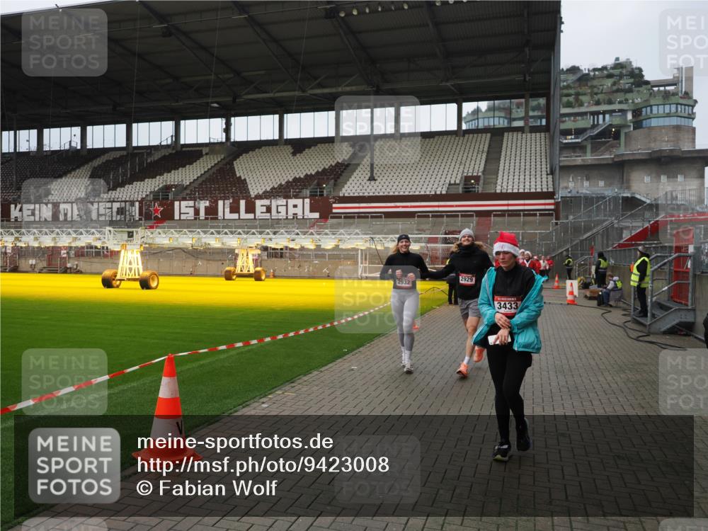07.12.2025 - St. Pauli X-Mass-Run No. 15 Fabian Wolf http://msf.ph/oto/9423008 07.12.2025 11:56:40 Ziel 2929, 2932, 3007, 3433, 3842, 3843, 3844 meine-sportfotos.de