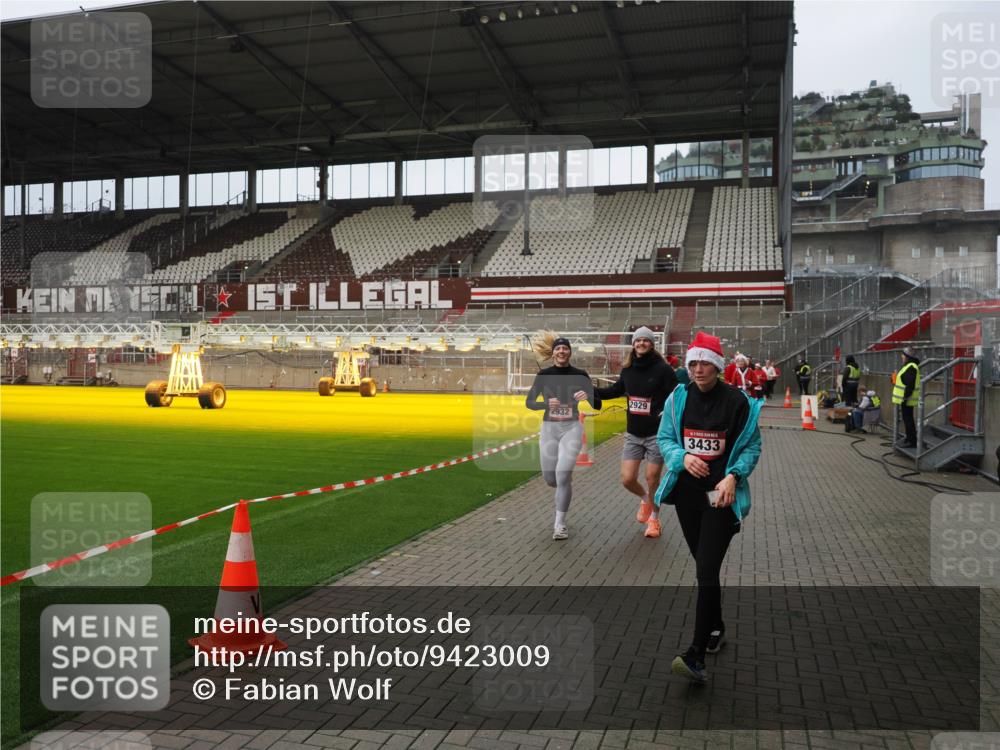 07.12.2025 - St. Pauli X-Mass-Run No. 15 Fabian Wolf http://msf.ph/oto/9423009 07.12.2025 11:56:40 Ziel 2929, 2932, 3007, 3433, 3842, 3843, 3844 meine-sportfotos.de