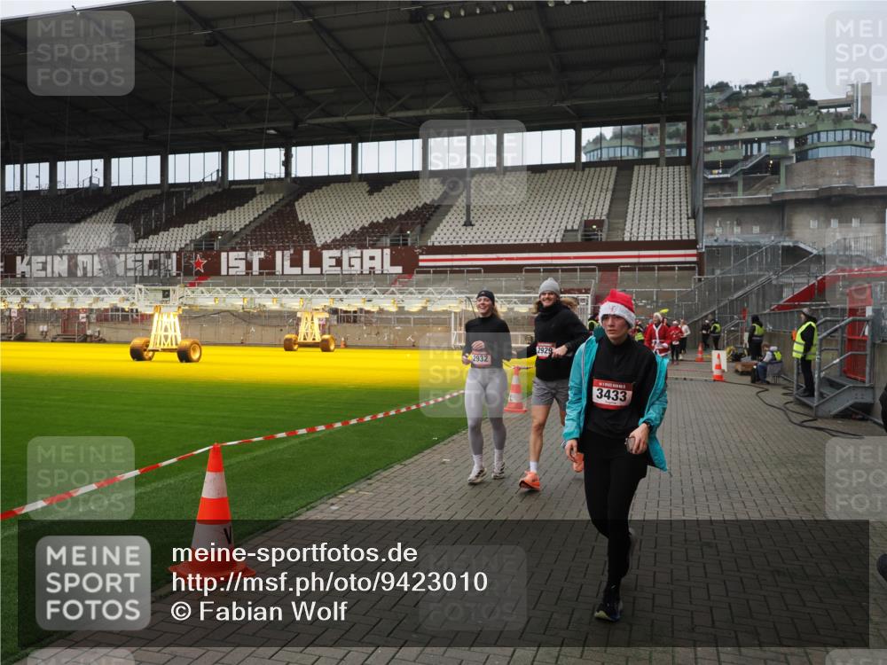 07.12.2025 - St. Pauli X-Mass-Run No. 15 Fabian Wolf http://msf.ph/oto/9423010 07.12.2025 11:56:40 Ziel 2929, 2932, 3007, 3433, 3842, 3843, 3844 meine-sportfotos.de