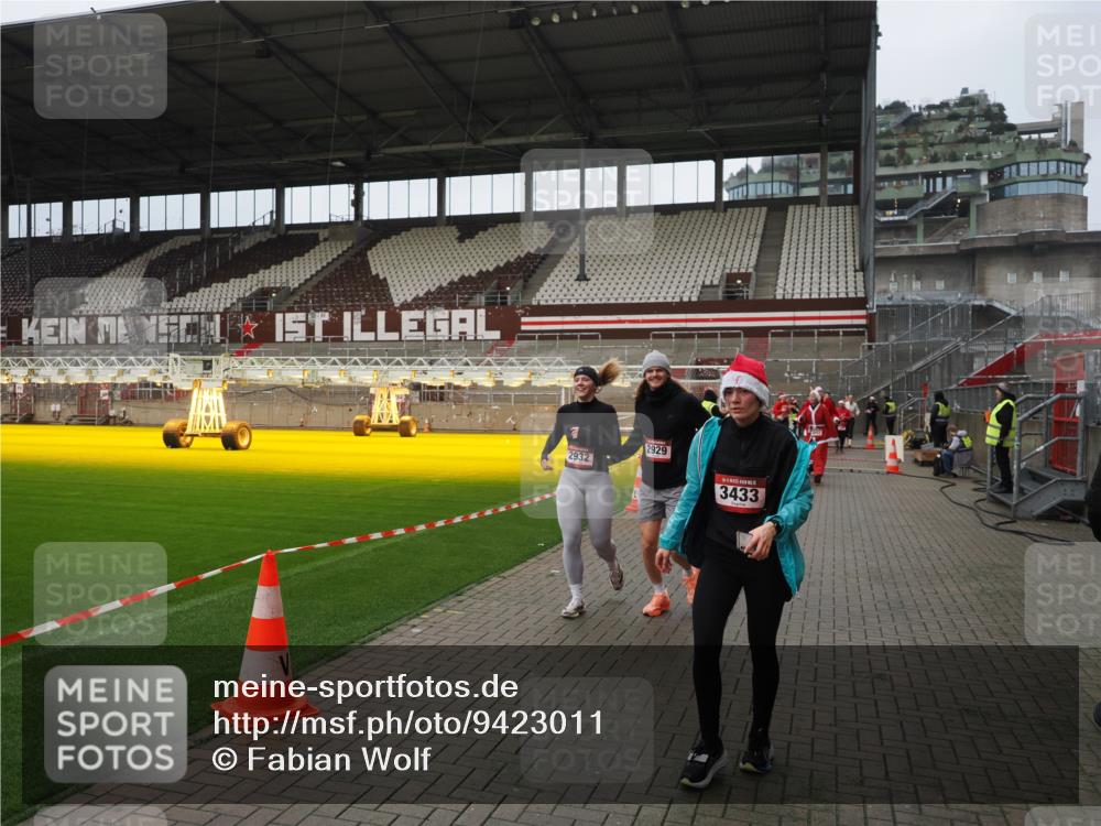 07.12.2025 - St. Pauli X-Mass-Run No. 15 Fabian Wolf http://msf.ph/oto/9423011 07.12.2025 11:56:40 Ziel 2929, 2932, 3007, 3433, 3842, 3843, 3844 meine-sportfotos.de