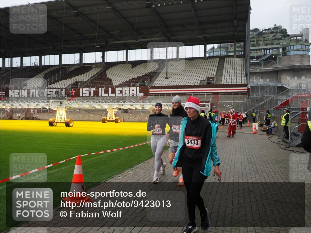 07.12.2025 - St. Pauli X-Mass-Run No. 15 Fabian Wolf http://msf.ph/oto/9423013 07.12.2025 11:56:41 Ziel 2596, 2598, 2599, 2929, 2932, 3007, 3433, 3842, 3843, 3844 meine-sportfotos.de